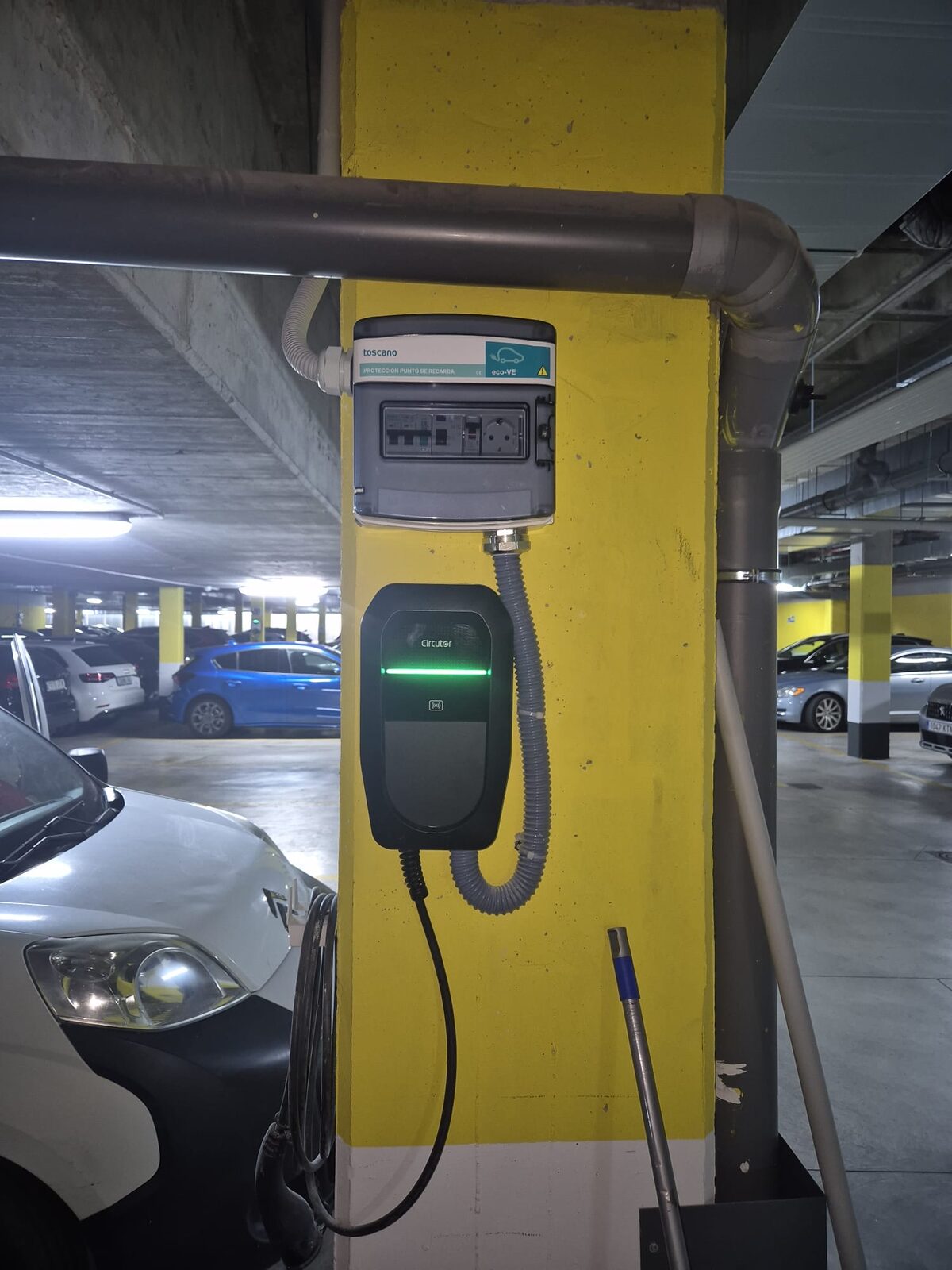 Punto de recarga Circutor en parking