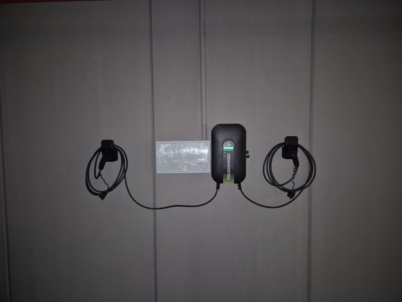 Punto de recarga para vehículo eléctrico en pared
