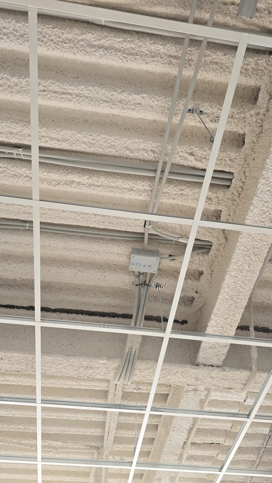 Canalizaciones y rejiband en techo industrial